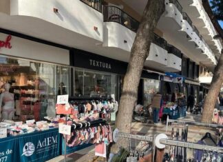 Torna la campanya “Aquest estiu, Platja d’Aro… per cel, mar i terra!” per impulsar el comerç local privat:-platja-d’aro-treu-les-botigues-al-carrer,-pero-l’amenaca-de-pluja-aixafa-la-festa-als-comerciants