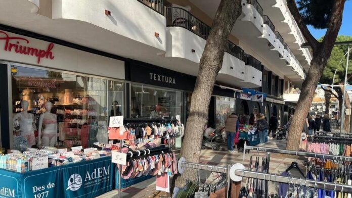 privat:-platja-d’aro-treu-les-botigues-al-carrer,-pero-l’amenaca-de-pluja-aixafa-la-festa-als-comerciants