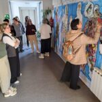 privat:-accio-social-mostra-el-mural-participatiu-“amb-mirada-de-dona”,-on-es-representa-la-diversitat-d’aquest-collectiu-a-palamos