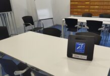 Palamós instal·la bucles magnètics a la biblioteca per fomentar l’accessibilitat Bucles magnètics Palamós