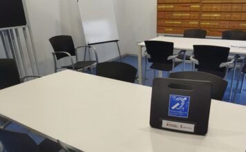 Palamós instal·la bucles magnètics a la biblioteca per fomentar l’accessibilitat Bucles magnètics Palamós