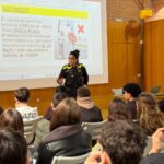 La Policia de Palamós parla de seguretat viària i de l’ús de patinets elèctrics als instituts del municipi policia mobilitat