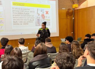 La Policia de Palamós parla de seguretat viària i de l’ús de patinets elèctrics als instituts del municipi policia mobilitat