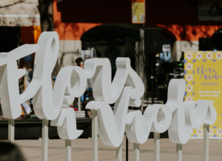 Flors i Violes reobre l’antiga Oficina de Correus de Palafrugell amb una intervenció artística