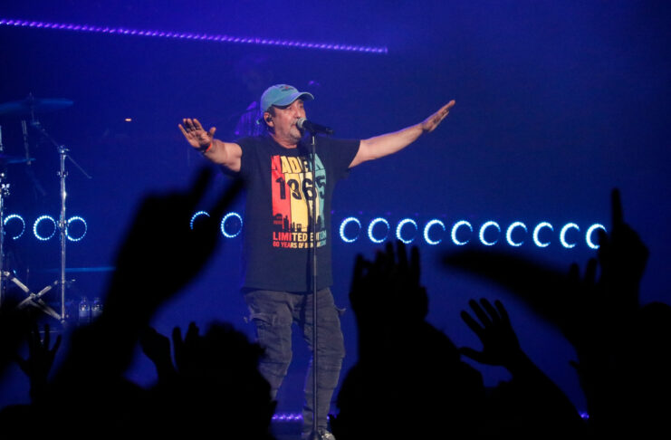 Lax’n’Busto obre a La Mirona la gira del 40è aniversari Pemi Fortuny cantant a la Mirona Data de publicació: divendres 24 d’abril del 2026, 23:54 Localització: Salt Autor: Marina López