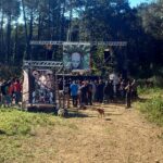 privat:-una-rave-aplega-unes-100-persones-i-80-vehicles-en-una-finca-al-massis-de-les-gavarres,-al-baix-emporda