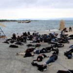 privat:-ecologistes-i-veins-simulen-un-mar-ple-de-peixos-i-aus-mortes-com-a-protesta-contra-el-parc-eolic-mari-de-roses