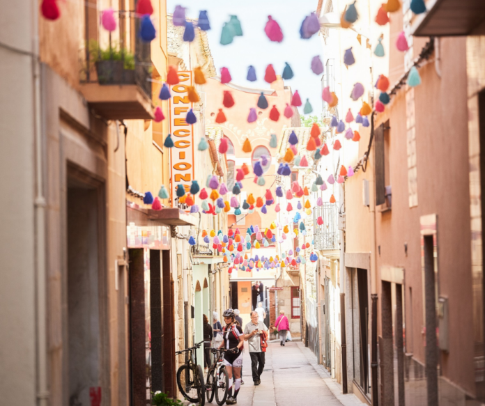 privat:-projectes-comunitaris-dels-barris-i-can-genis-de-palafrugell-es-transformen-en-accions-artistiques-al-flors-i-violes privat:-projectes-comunitaris-dels-barris-i-can-genis-de-palafrugell-es-transformen-en-accions-artistiques-al-flors-i-violes