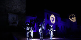 La Mort torna a desfilar pels carrers de Verges en una Processó marcada pel vent Dansa de la Mort Verges