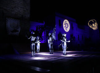 La Mort torna a desfilar pels carrers de Verges en una Processó marcada pel vent Dansa de la Mort Verges