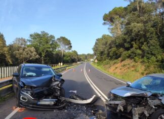 Un accident greu entre dos turismes obliga a tallar la carretera entre Palafrugell i Begur