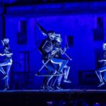 La Dansa de la Mort torna a omplir els carrers de Verges tot i el vent