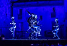 La Dansa de la Mort torna a omplir els carrers de Verges tot i el vent