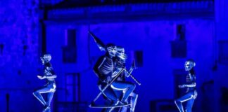 La Dansa de la Mort torna a omplir els carrers de Verges tot i el vent