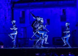 La Dansa de la Mort torna a omplir els carrers de Verges tot i el vent