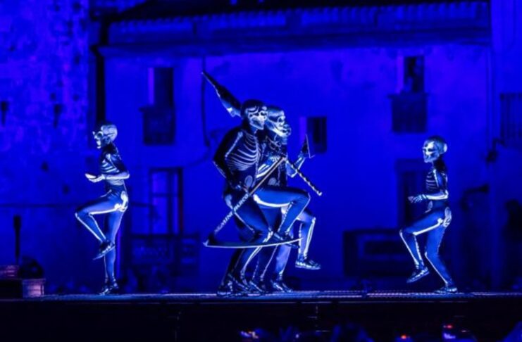 La Dansa de la Mort torna a omplir els carrers de Verges tot i el vent