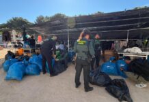Intervenen més de 1.200 productes presumptament falsificats al mercat de diumenge de Sant Feliu policia local sant feliu de guíxols productes falsificats