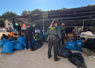 Intervenen més de 1.200 productes presumptament falsificats al mercat de diumenge de Sant Feliu policia local sant feliu de guíxols productes falsificats