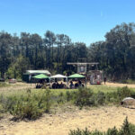 Una rave aplega unes 100 persones i 80 vehicles en una finca al massís de les Gavarres, al Baix Empordà