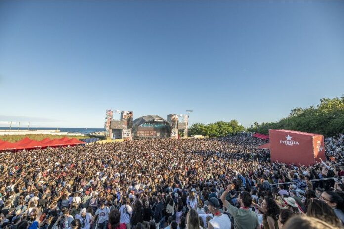 estrella-damm-reuneix-30.000-persones-al-forum-en-una-gran-celebracio-musical-pels-seus-150-anys