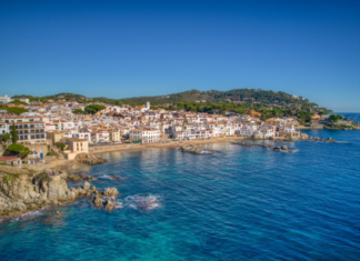 Una barca amb onze tripulants xoca contra les roques a Calella de Palafrugell privat:-palafrugell-reforca-la-recollida-comercial-al-front-maritim-de-calella,-llafranc-i-tamariu-els-caps-de-setmana-amb-l’objectiu-de-millorar-la-imatge-dels-nuclis