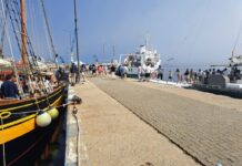 Centenars de persones omplen el port de Palamós en l’inici del festival marítim Palamós Terra de Mar privat:-el-port-de-palamos-s’omple-de-public-en-la-primera-jornada-del-festival-maritim-de-la-costa-brava,-que-dema-continua,-tot-el-dia,-amb-activitats-per-a-tota-la-familia