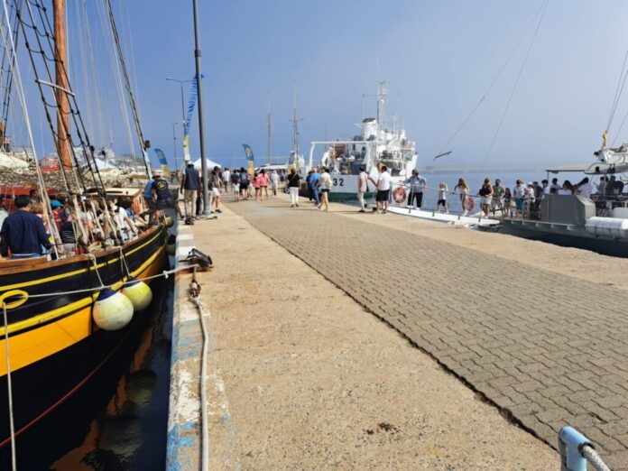 privat:-el-port-de-palamos-s’omple-de-public-en-la-primera-jornada-del-festival-maritim-de-la-costa-brava,-que-dema-continua,-tot-el-dia,-amb-activitats-per-a-tota-la-familia