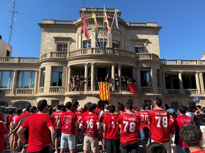 privat:-el-club-handbol-garbi-celebra-amb-una-rua-i-una-recepcio-a-l’ajuntament-de-palafrugell-l’ascens-a-primera-nacional-masculina privat:-el-club-handbol-garbi-celebra-amb-una-rua-i-una-recepcio-a-l’ajuntament-de-palafrugell-l’ascens-a-primera-nacional-masculina