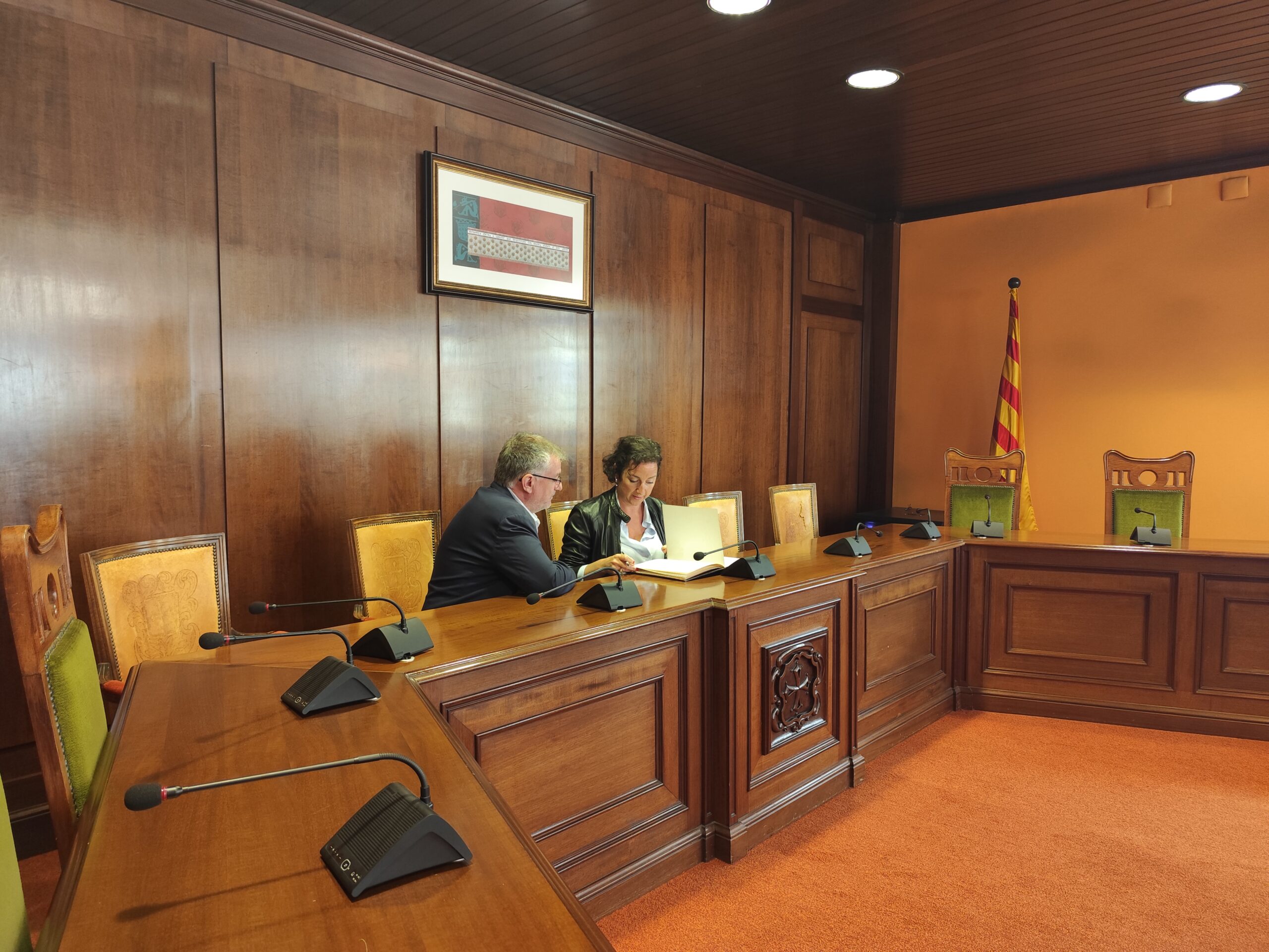 La consellera Alícia Romero es reuneix amb empresaris i representants institucionals durant la seva visita a la Bisbal
