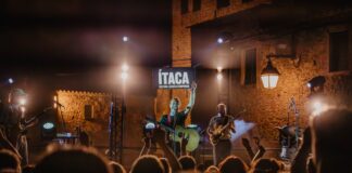 Mazoni fa vibrar Ullastret en una nit d’Ítaca marcada per la complicitat amb el públic