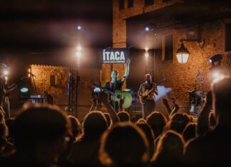 Mazoni fa vibrar Ullastret en una nit d’Ítaca marcada per la complicitat amb el públic