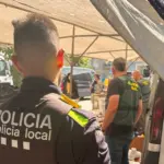 La Policia Local de Palamós i la Guàrdia Civil decomissen prop d’un miler de productes falsificats al mercat setmanal