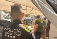 La Policia Local de Palamós i la Guàrdia Civil decomissen prop d’un miler de productes falsificats al mercat setmanal