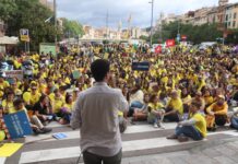 Unes 4.500 persones es manifesten a Girona per exigir més recursos a les aules i reduir la burocràcia vaga mestres comarques gironines