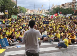 Unes 4.500 persones es manifesten a Girona per exigir més recursos a les aules i reduir la burocràcia vaga mestres comarques gironines