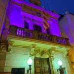 Palamós il·lumina l’Ajuntament de lila per donar visibilitat a la fibromiàlgia