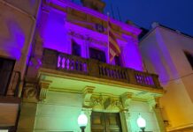 Palamós il·lumina l’Ajuntament de lila per donar visibilitat a la fibromiàlgia