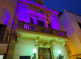 Palamós il·lumina l’Ajuntament de lila per donar visibilitat a la fibromiàlgia
