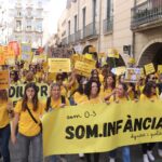 Prop de 800 persones es manifesten a Girona per reclamar més recursos per a l’educació de 0 a 3 anys