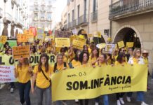 Prop de 800 persones es manifesten a Girona per reclamar més recursos per a l’educació de 0 a 3 anys