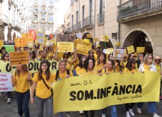 Prop de 800 persones es manifesten a Girona per reclamar més recursos per a l’educació de 0 a 3 anys
