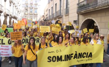Prop de 800 persones es manifesten a Girona per reclamar més recursos per a l’educació de 0 a 3 anys