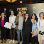 Premis Ràdio Associació – Fotografia de grup amb l’equip de la Xarxa  Núria de José, Martí Saguer, Miquel Curanta, Sònia Urbano, Anna Murgadas, Joana Vallès