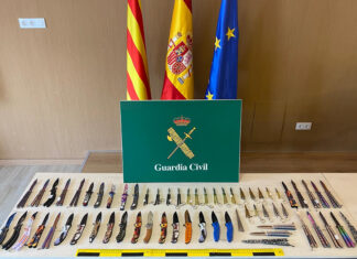 Intervenen 59 armes blanques prohibides de quinze comerços turístics de la Costa Brava que les venien il·legalment armes blanques platja d'aro
