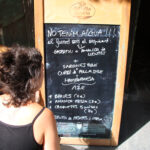 Plats i gots de cartó i garrafes per rentar caps: els comerços de la Bisbal s’adapten a la manca d’aigua al municipi bisbal aigua