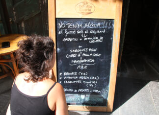 Plats i gots de cartó i garrafes per rentar caps: els comerços de la Bisbal s’adapten a la manca d’aigua al municipi bisbal aigua