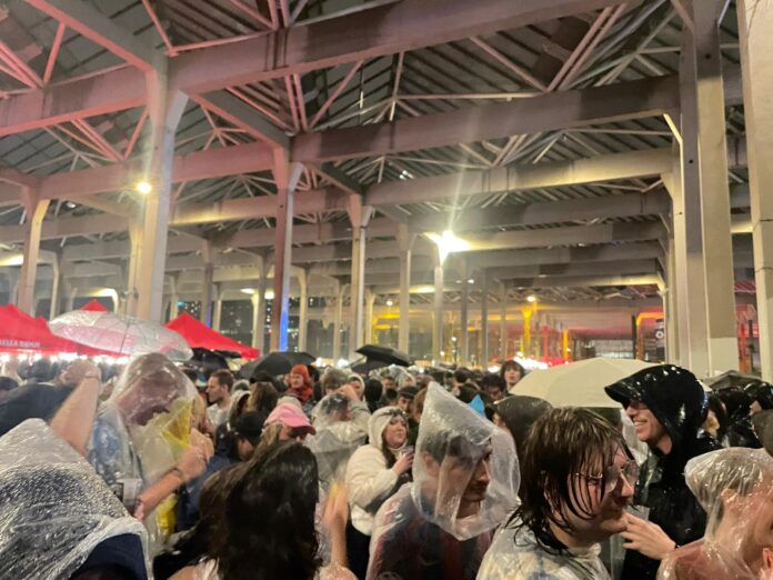 la-pluja-obliga-el-primavera-sound-a-suspendre-temporalment-part-de-la-programacio-de-la-primera-jornada