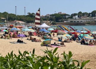 Platja d’Aro registra més de 43.000 vehicles en un cap de setmana i l’alcalde reclama repensar el model turístic privat:-sol,-platges-a-vessar-i-33-graus:-aixi-ha-comencat-l’estiu-a-castell-d’aro,-platja-d’aro-i-s’agaro