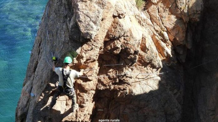 privat:-la-reobertura-«frustrada»-de-la-via-ferrada-de-la-cala-del-moli-de-sant-feliu-encen-el-sector-turistic