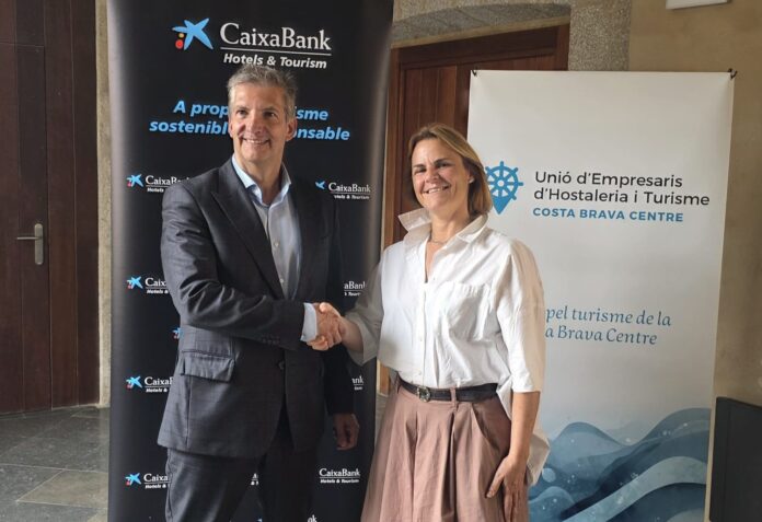 Foto signatura conveni Caixabank costa brava centre